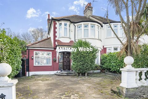 Woodland Way, Winchmore Hill N21
