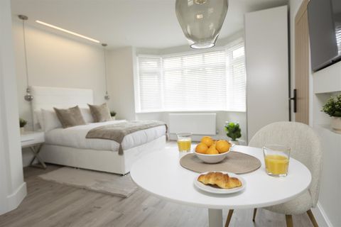 Apartment in Oxford, Headington - View 2