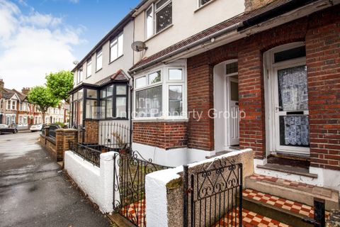 Lonsdale Avenue, London E6