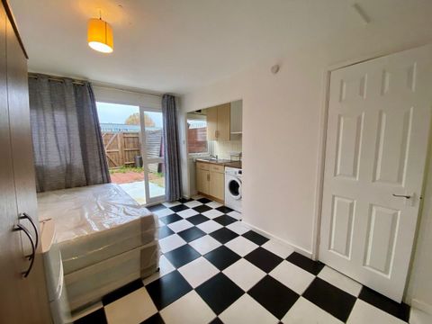 Caernarvon Close, Mitcham CR4, Studio to rent
