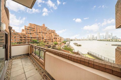 The Highway, London E1W