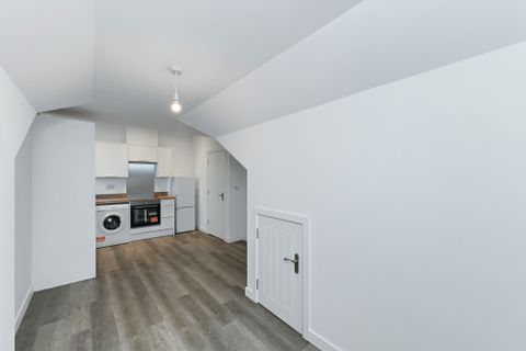 Third Avenue, Nottingham NG7 - More
