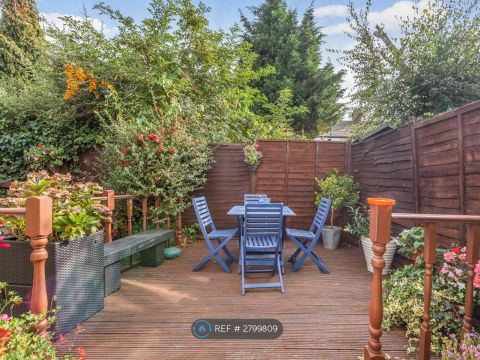 Mortlake Road, London E16