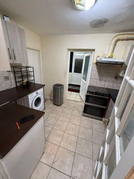 Dagenham RM9