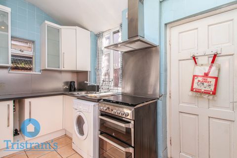 House in Nottingham, Lenton, Nottinghamshire - More