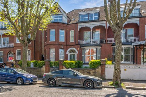 Queens Avenue, London N10