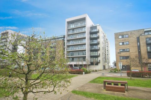 Apartment in Cardiff, Grangetown - View 2