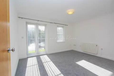 Apartment in Cardiff CF14, Thornhill - View 5