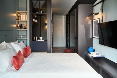 Haydon Way, London SW11, Studio to rent