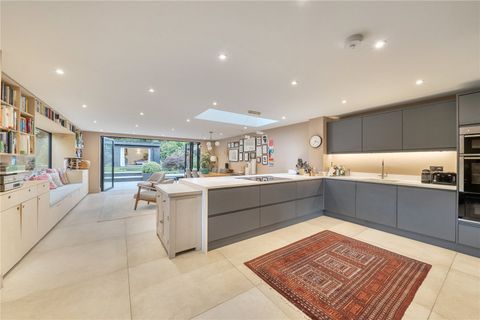 House in London, Colney Hatch - View 2