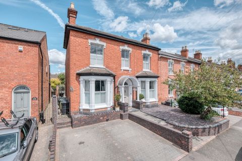 4 bed semi-detached house for sale