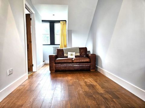Richmond Road, Twickenham, 9 Mins Walk Station TW1