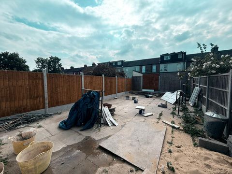 London E12
