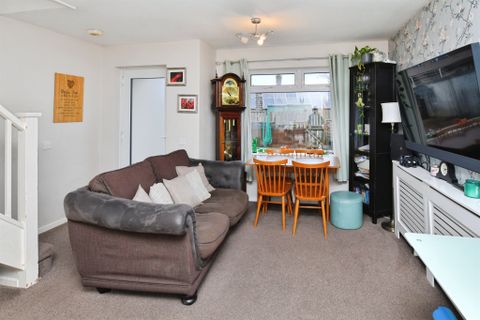 Catterick Close, Plymouth PL5 - Mehr