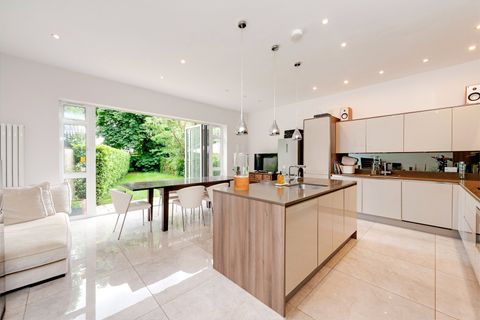 House in London, London Borough of Barnet - View 2