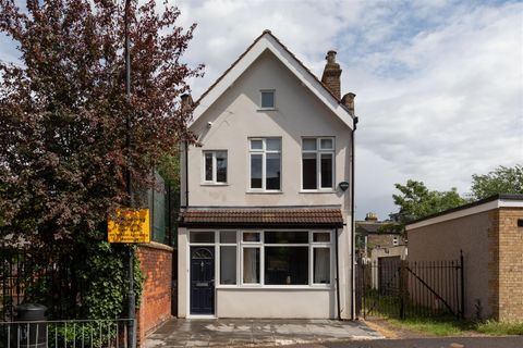 House in London, Chapel End, Highams Park - View 2