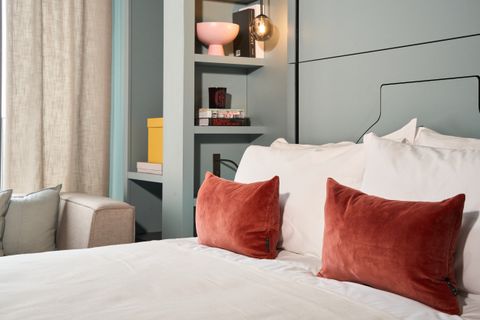 Haydon Way, London SW11, Studio to rent