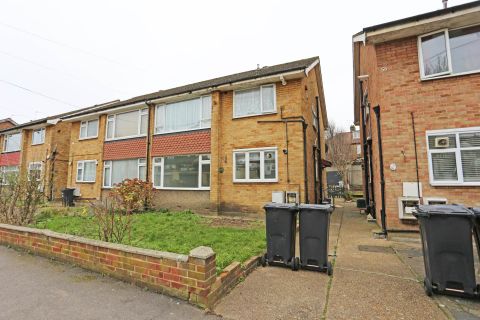 2 bed flat to rent in Margaret Way, Ilford, Redbridge IG4, £1,500 pcm ...