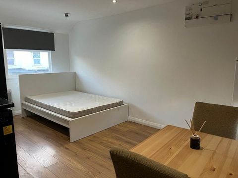 Walpole Road, London SW19, Studio to rent