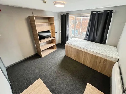 Apartment in Stoke-on-Trent, Joiner's Square - View 5
