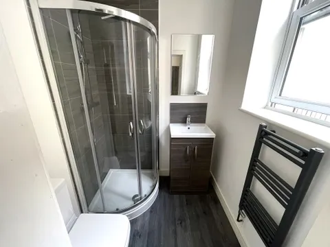 Apartment in Northampton, Queen's Park - View 5