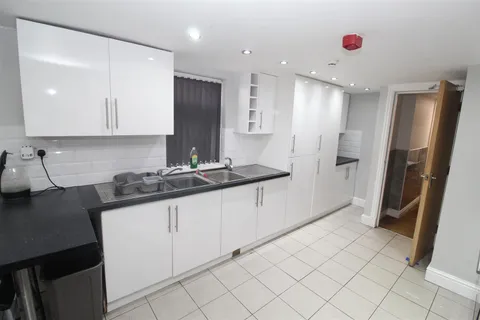 Apartment in Cardiff CF24, Cathays - View 5