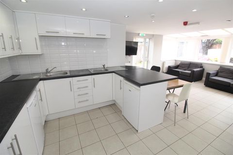 Apartment in Cardiff, Maindy, Cathays - View 2