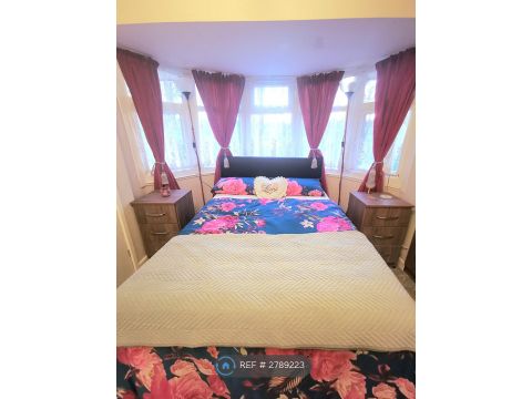Apartment in Wolverhampton, Heath Town, West Midlands - More