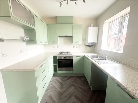 Apartment in Wolverhampton, Sedgemoor Park, West Midlands - View 5