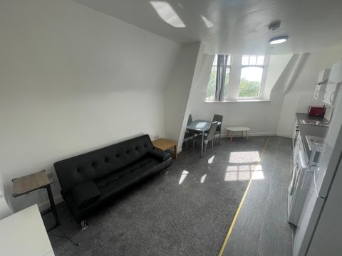 Apartment in Nottingham, Nottinghamshire - View 2