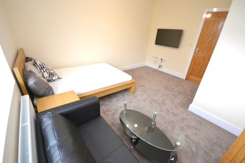 Church Road, Reading, Berkshire RG6, Room to rent