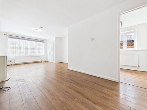 Mill Close, Middlesex UB7 – další