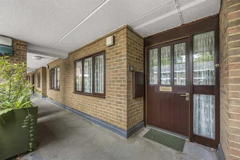 Emmbrook Court, Reading RG6 - View 5