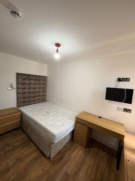 Room 3, 17 Bigham Road L6, Room to rent
