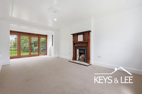Oaklands Avenue, Romford RM1 - More