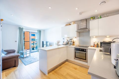 Apartment in Southampton, Ocean Village - View 2