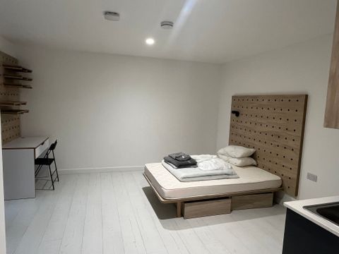 Commercial Road, London E14, Studio to rent