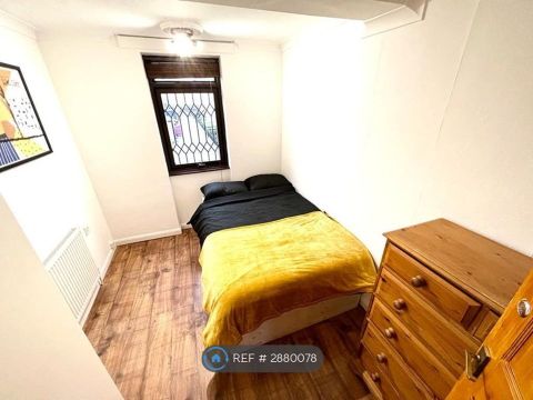 Manchester Road, London E14, Room to rent