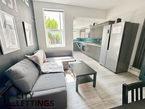 Wollaton Road, Beeston NG9
