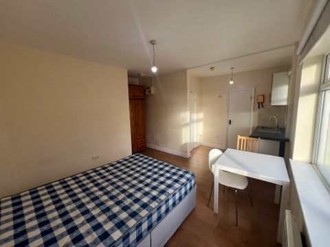 Woodstock Avenue, London NW11