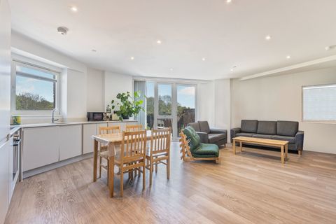 114 Edgewood Mews, London N3