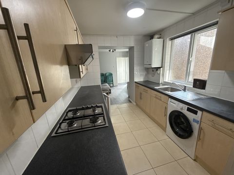 Rhymney Street, Cardiff CF24 – další