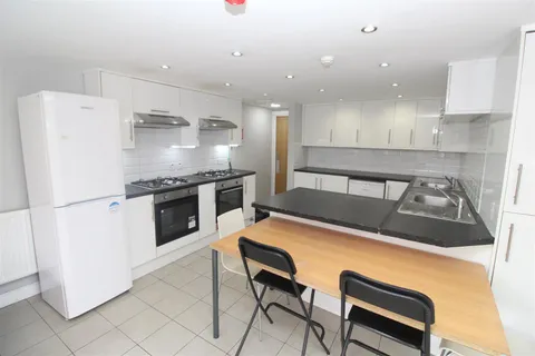 Apartment in Cardiff, Maindy, Cathays - View 5
