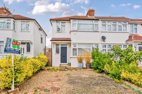 Gainsborough Gardens, Edgware, Greater London. HA8