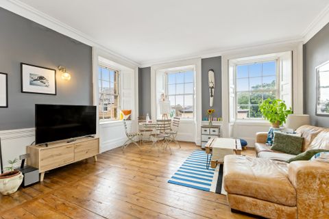 2 (Flat 7), Huntly Street, Canonmills, Edinburgh EH3