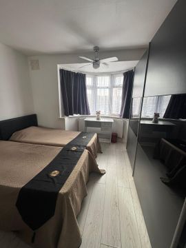 Forest Road IG6, Room to rent