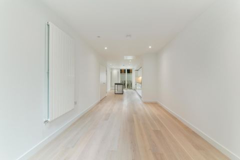 Royal Crest Avenue, Royal Wharf E16