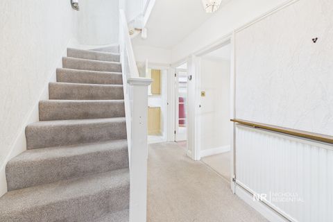 House in Surrey. KT17, Worcester Park - More