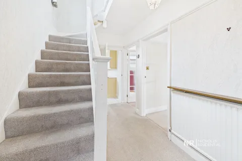 House in Surrey. KT17, Worcester Park - View 5