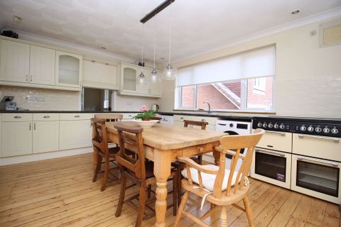 House in Eastleigh, Netley Hill, Hedge End - More